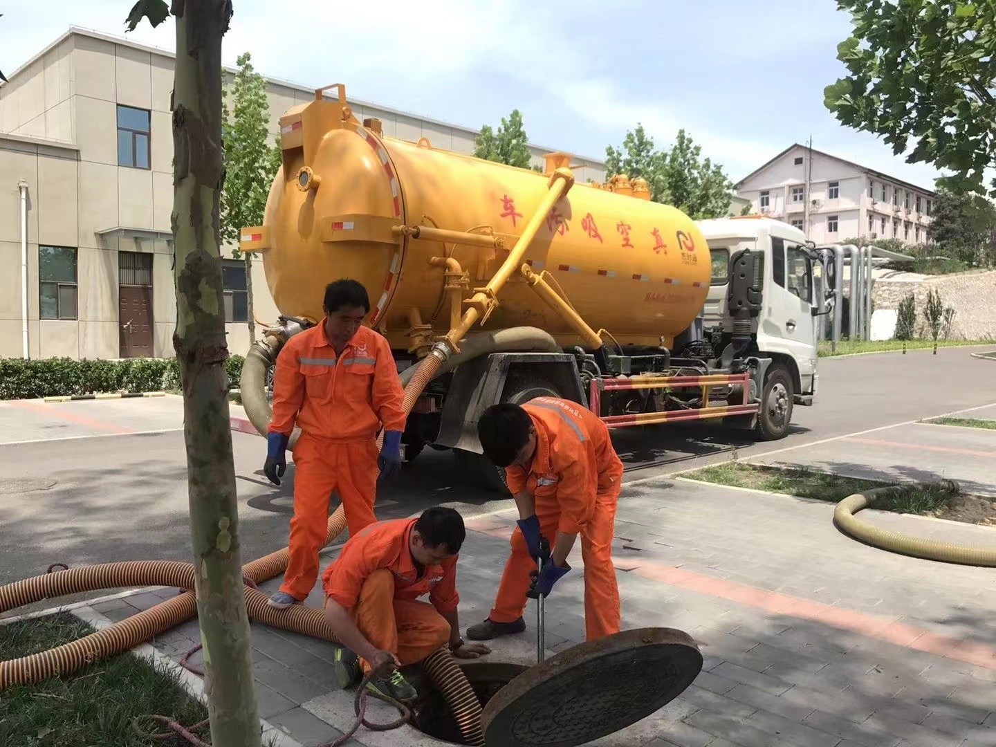 崇礼管道疏通车停在窨井附近