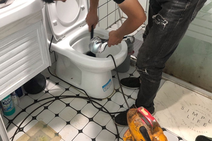 崇礼马桶堵塞自己疏通还是找师傅?专业上门服务让你省时更省心